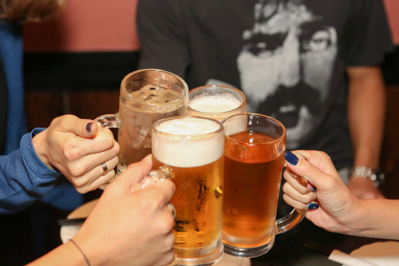 ビールジョッキで乾杯する瞬間